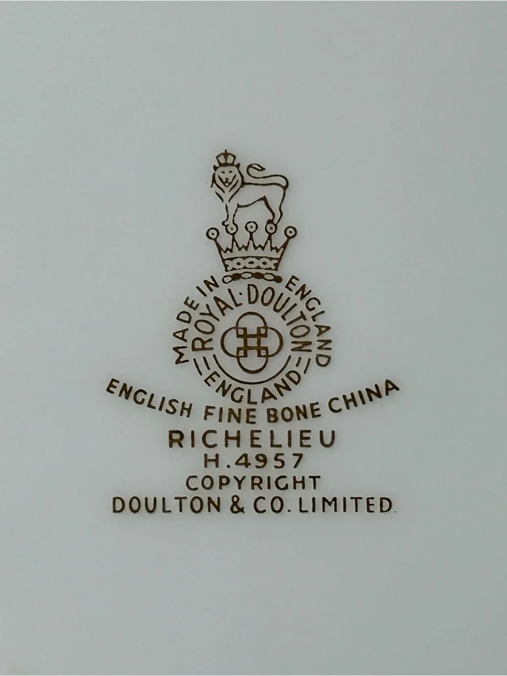 ROYAL DOULTON RICHELIEU 4957 Bone China 5 Piece Dinnerware White Gold Trim